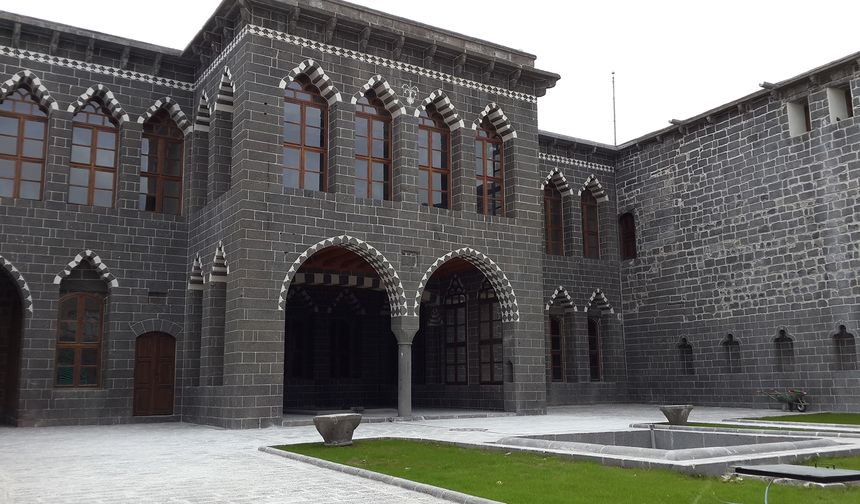 - 500 belge, 450 siyah beyaz fotoğraf, 235 Kültür Bakanlığı tarafından tescillenen eser ve 260 etüt eser gibi geniş bir koleksiyona sahiptir.
Kaynak: Diyarbakırhafızası