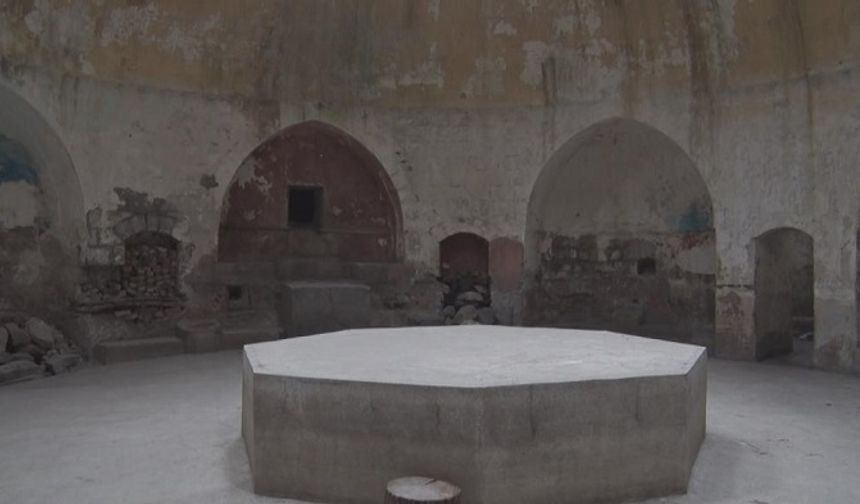 Konumu ve Çevresi:
- Diyarbakır'ın Sur ilçesinde,
- Abdaldede Mahallesi'nde bulunur.
- Doğu-batı yönünde dikdörtgen bir yapıya sahiptir.
Mardin Kapı caddesine bakan dükkanlarla çevrilidir.
Kaynak: Yenigün Haber