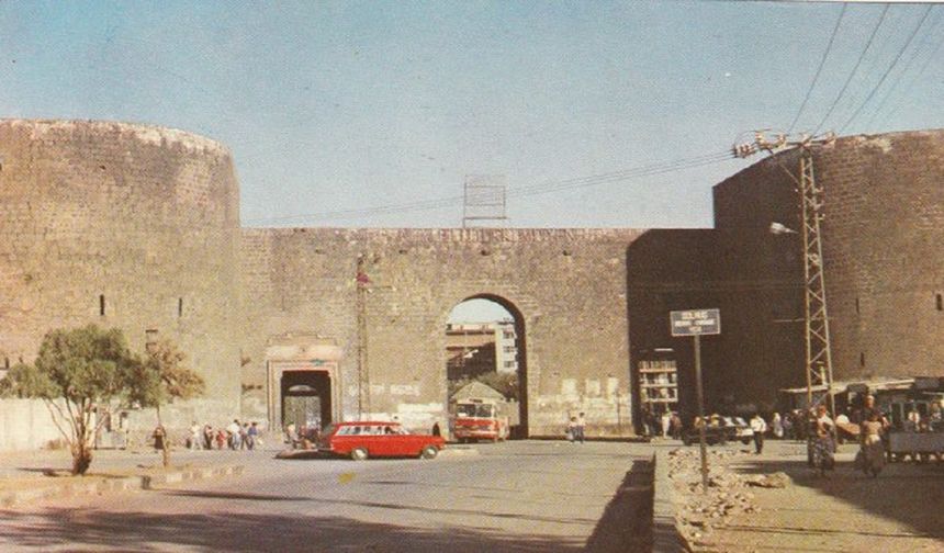 1980'li yıllarda Urfa Kapı. 
Kaynak: Antroloji Diyarbakır