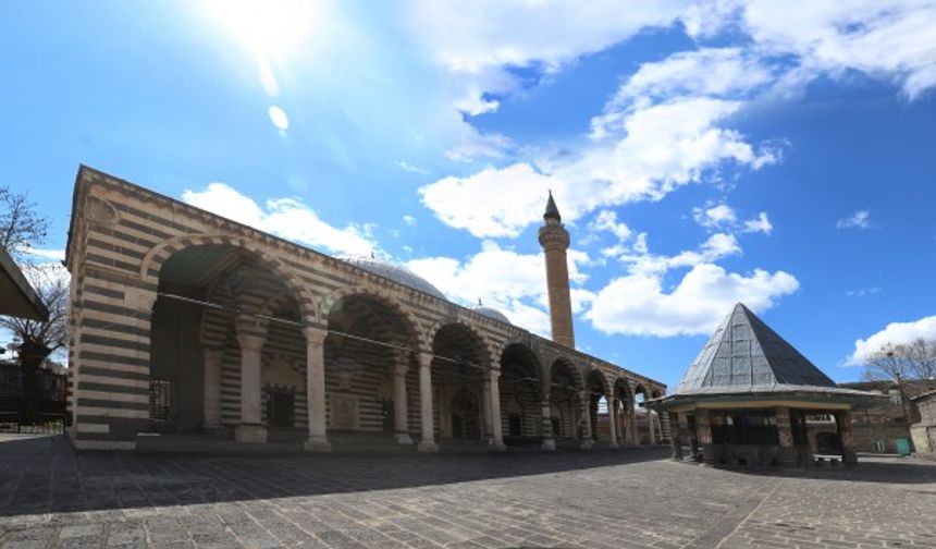 - Mimar Sinan'ın eserlerinin derlendiği Tuhfetü'l Mi'marin'de geçmektedir.
- Malzeme olarak, tamamen kesme taş kullanılmıştır.

Kaynak: Ben Diyarbakırım