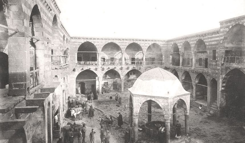 - Polonyalı Simeon'un 1612'deki seyahatnamesinde belirttiğine göre, han çok sayıda oda ve 500 beygiri barındırabilen yer altında iki büyük ahırıyla dikkat çekmektedir.

Kaynak: Diyarbakırhafızası