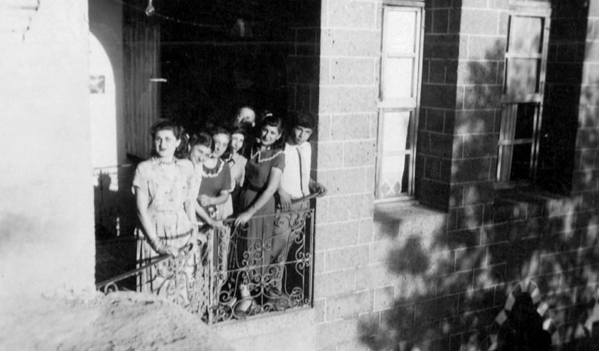 - Osmanlı Valisi Ahmet Cemil Paşa tarafından 1887 yılında inşa edilen konak, Diyarbakır'ın tarihini ve kültürünü yansıtan önemli bir yapıdır.
Kaynak: Diyarbakırhafızası