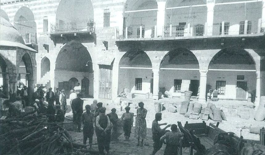 - Evliya Çelebi'nin XVII. yüzyılda şehre gelişinde Hasan Paşa Hanı'nın "Kale misali, gayet metin ve müstahkem bir yapı" olduğunu ifade etmiştir.

Kaynak: Eski Türkiye fotoğraf arvişi