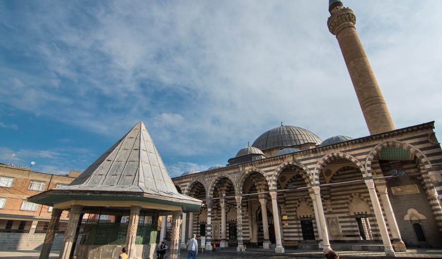 - Yapı tipi, tek kubbeli camidir.
- İç ve dış süslemeleriyle Diyarbakır'ın taş işçiliği açısından zengin yapıları arasında gösterilir.
- İç duvarlarında alt kısımları belirli bir yüksekliğe kadar XVI. yüzyıl İznik çinileriyle süslenmiştir.
Kaynak: Kültür Portarı