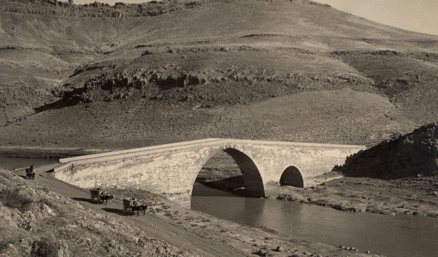 - Artukoğullarının Mardin hükümdârı Emîr Necmüddîn Âlpî’nin kızı Zübeyde Hatun tarafından 1179/80 yılında inşa edilmiştir.
Kaynak: Salt Research