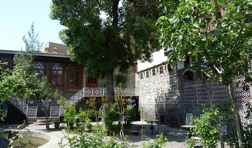 - Diyarbakır'ın geleneksel konut mimarisini taşır ve merkezi bir avlu etrafında sıralanmış dört kanattan oluşur.

Kaynak: Tripadvisor