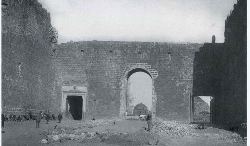 Urfa Kapı'nın dıştan görünüşü (Ortakapı yeni açılmış ve yollar henüz yeni yapılıyorken)