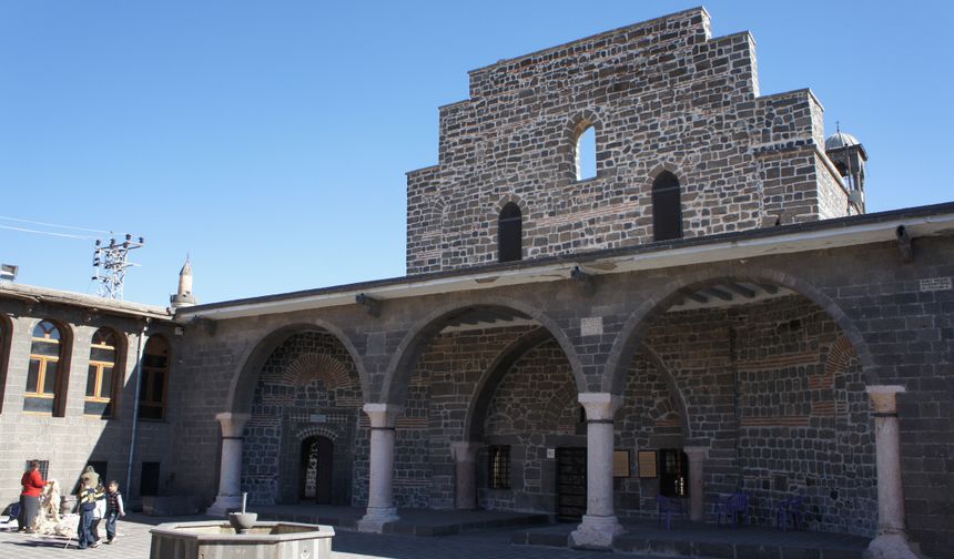 - Kilisenin inşa edildiği tahmin edilen dönem 3. yüzyıldır ve kilise Ortodoks Süryanilere aittir.

Kaynak: vikipedi