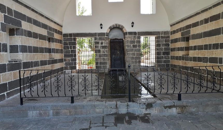 - Önceleri Semanoğlu Köşkü olarak bilinen yapı, I. Dünya Savaşı sırasında 16. Kolordu Komutanı Mustafa Kemal Atatürk tarafından karargâh olarak kullanılmıştır.
- Atatürk, 14 Mart 1916 tarihinde Diyarbakır'a gelmiş ve 27 Mart 1917 tarihine kadar bu köşkte kalmıştır.
