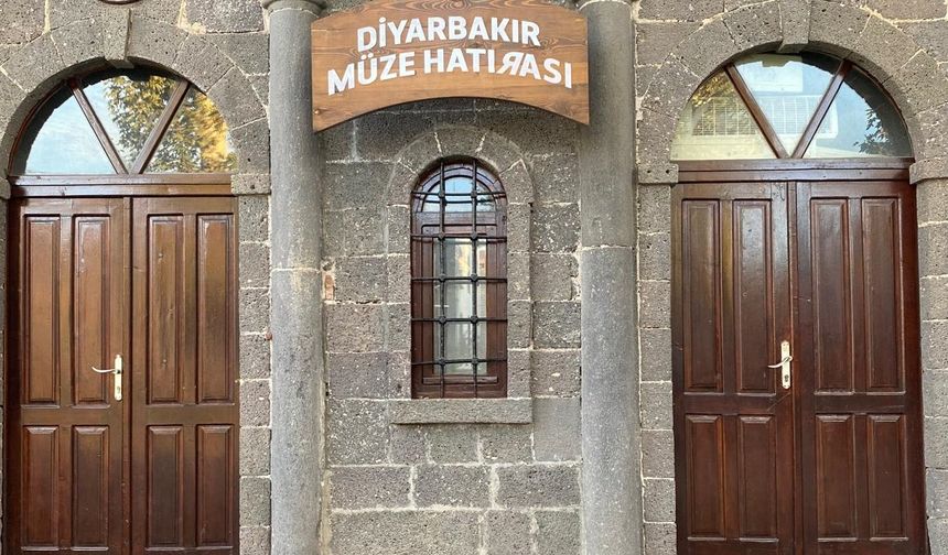 - Müzede ahşap kapılar, kapı tokmakları, demir malzemeler gibi mimari parçalar, sedef kakmalı sandıklar, fildişi ve sedef işlemeli komodinler, sandalyeler ve sehpalar gibi mobilyalar bulunmaktadır.
Kaynak: Amed Tımes