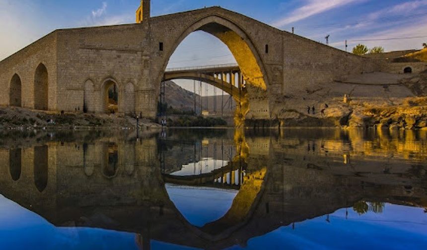 - Silvan'a 23,2 km uzaklıkta, Silvan ilçe sınırları içerisinde bulunmaktadır.
- 1989 yılında Silvan Belediyesi tarafından restore edilmiştir ve Silvan Belediyesi'nin logosunu oluşturan ana unsurdur.
Kaynak: Batman.gov.tr
