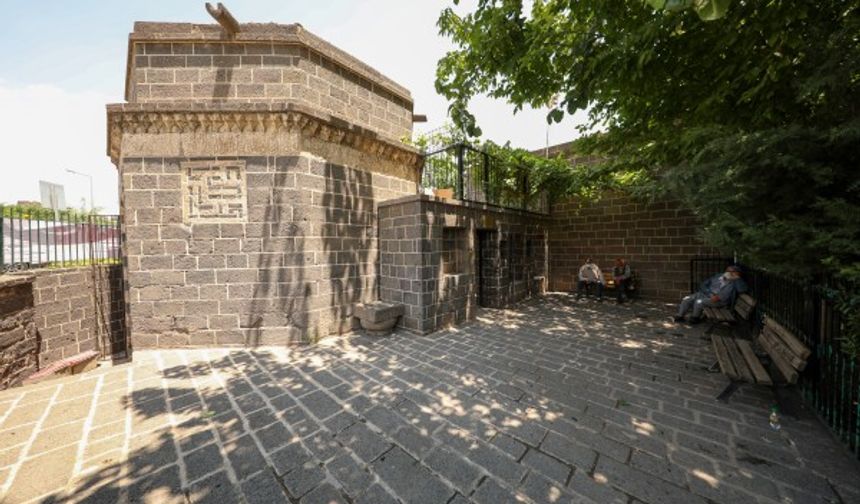 - İnanışa göre, Diyarbakır'da bir savaş sırasında şehit düşmüş ve türbenin olduğu yere defnedilmiştir.

Kaynak: Ben Diyarbakır'ım