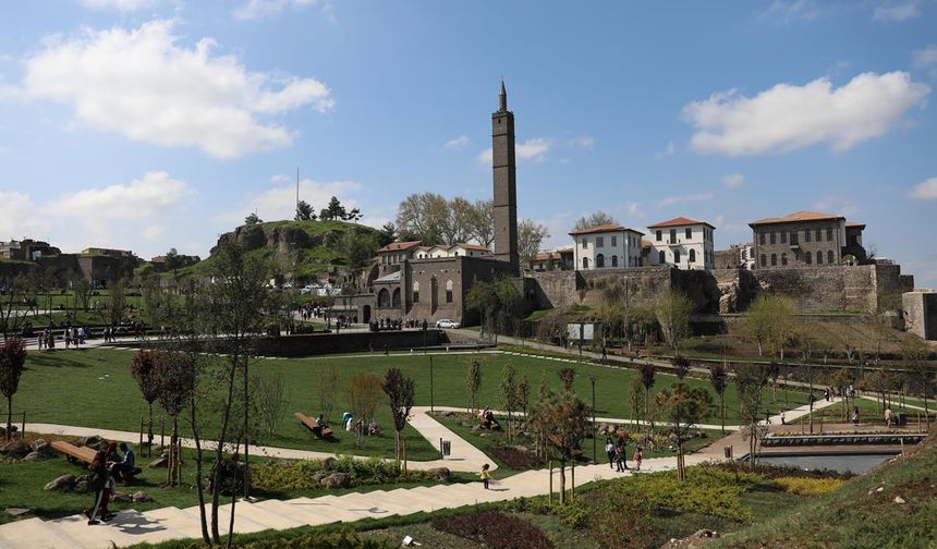 - Zaman içinde sürekli onarılmış ve eklemeler yapılmıştır. En önemli onarımlardan biri, 1631-1633 yılları arasında Vali Silahtar Murtaza Paşa tarafından yapılmıştır.

Kaynak: Diyarbakır Büyükşehir Belediyesi