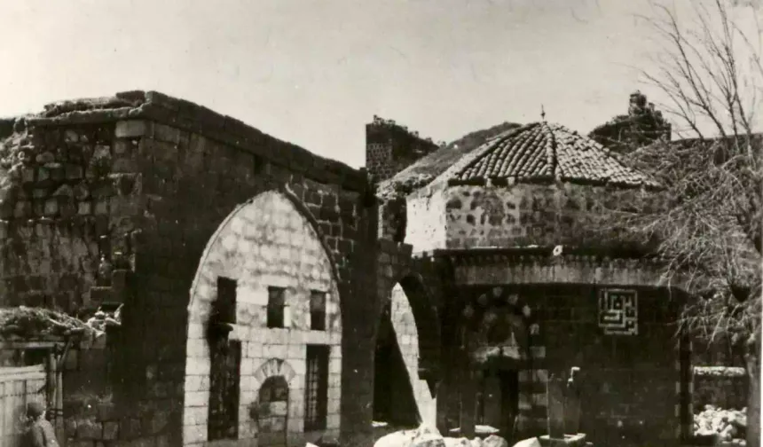 - Sarı Saltuk, gezgin bir evliya olarak bilinir ve Gazalara katılmıştır.

Kaynak: Kültür Ervanteri