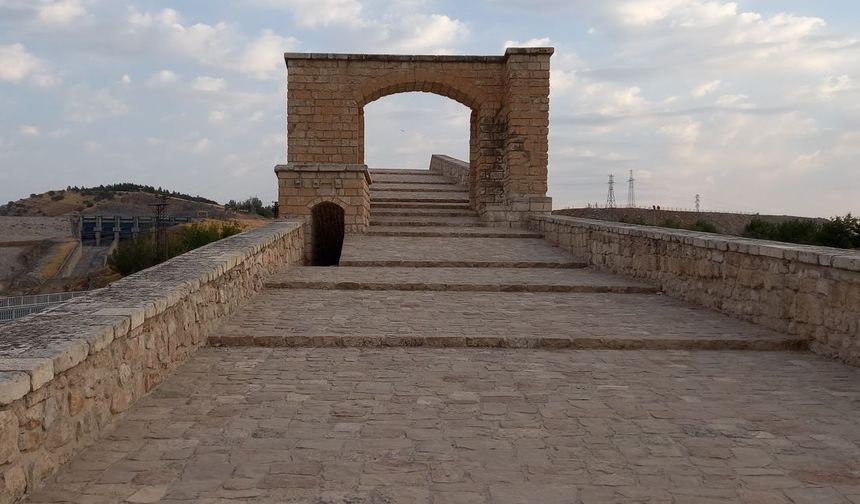 - Artuklu Beyliği döneminde, Timurtaş Bin-i İlgazi tarafından 1147 yılında yapılmıştır.
- Yedi metre eninde ve 150 metre uzunluğunda bir köprüdür.
Kaynak: Gezeneren