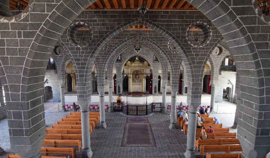 - Mar Petyun Kilisesi, ek yapılarla kompleks bir yapı grubu oluşturur ve içinde lojman ve üç avlu bulunmaktadır.
- Kompleksin düzenlemesi düzensiz, U şeklindedir.

Kaynak: Pinterest