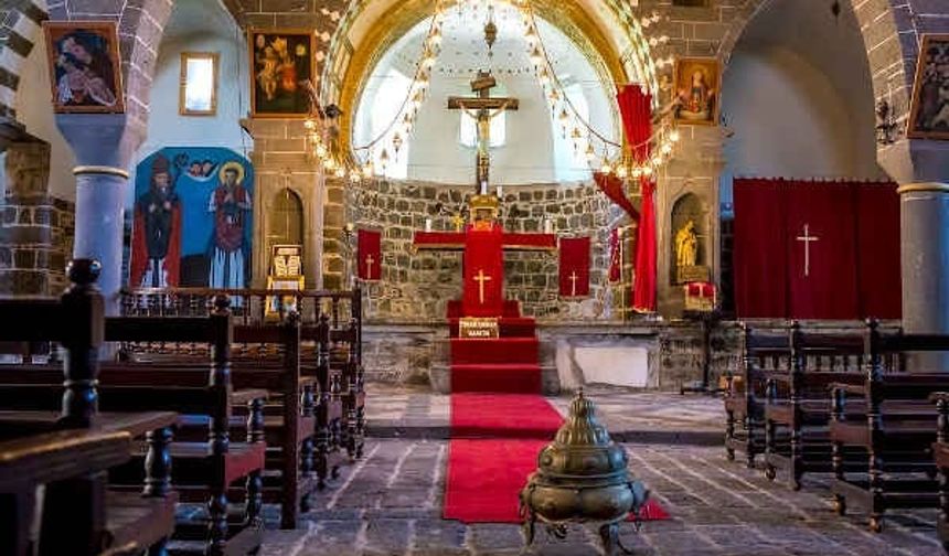 - Kilise, Sur İlçesi'nde, Özdemir Mahallesi'nde bulunmaktadır.
- İnşa tarihi kesin olarak bilinmemektedir, ancak Katolik mezhebine bağlı Keldaniler tarafından kullanılmaktadır.

Kaynak: Medyascop