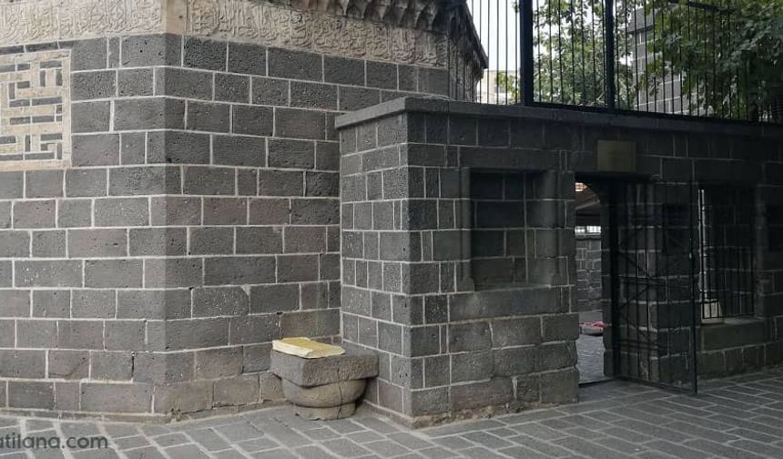 - Mak’ili yazılı panoların birinde "saadet-bat", diğerinde "rabbil-ibad" yazıları bulunmaktadır.

Evliyalar.net
