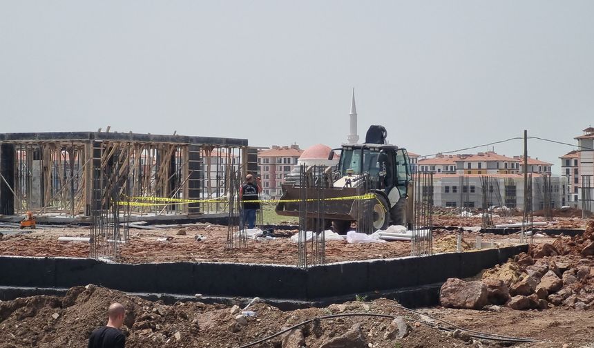 Diyarbakır'da işçi demirlerin altında can verdi