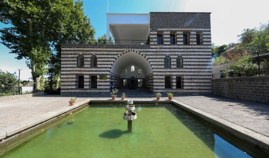 - Gazi Köşkü veya Atatürk Köşkü, Diyarbakır'da yer alan iki katlı tarihî bir köşktür.
-Yapı, 15. yüzyıldan kalma ve Akkoyunlu dönemine aittir.
