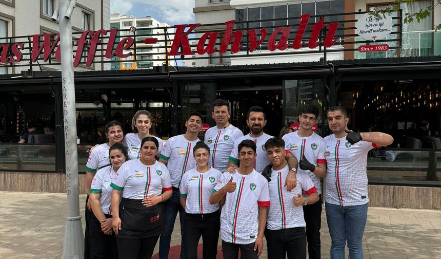 Diyarbakır'da işletmeler  çalışanlarına forma giydirerek Amedspor'a destek oldu