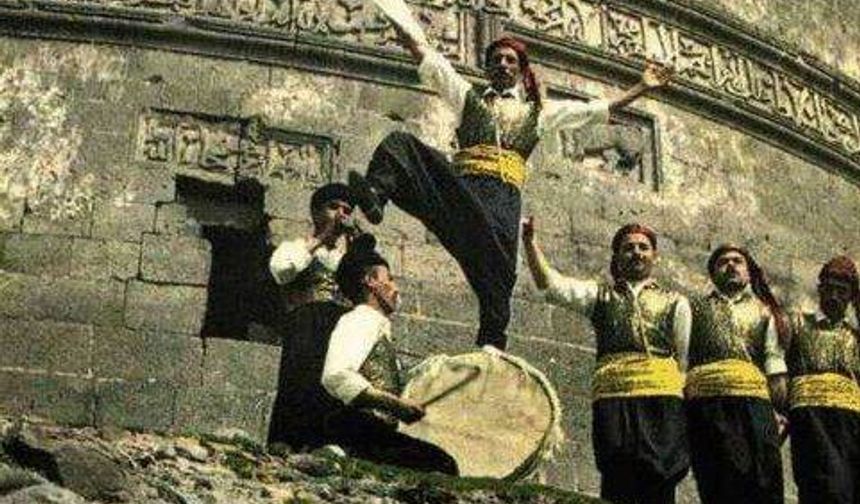 - Oyun, sözlü ya da sözsüz olarak oynanabilir.
Kaynak: Diyarbakirlisaripişo