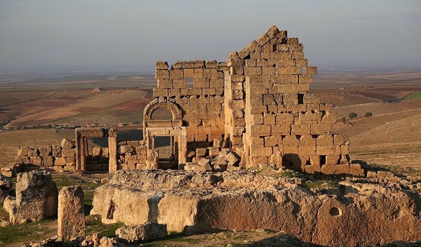 - Ana yapılarının Romalı Severuslar Dönemi'nde inşa edildiği düşünülmektedir.
-Kale, Anastasios I ve Justinianos I dönemlerinde onarılmış ve yeniden inşa edilmiştir.
- İslam ordularının 639 yılında bölgeyi fethine kadar kesintisiz bir şekilde kullanılmıştır.
Kaynak: Emlakdream