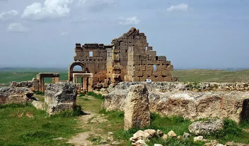 - 18. yüzyılda seyyahlar bu yeri "Kasr Zerzaua" olarak adlandırılırdı.
Zerzevan Kalesi, Roma İmparatorluğu'nun doğudaki sınırını oluşturan önemli bir askeri yerleşimdir.
-Antik ticaret yolunun üzerinde konumlanmış olan kale, stratejik bir noktada yer alır ve bölgedeki geniş bir alanı kontrol eder.
Kaynak: Hürriyet