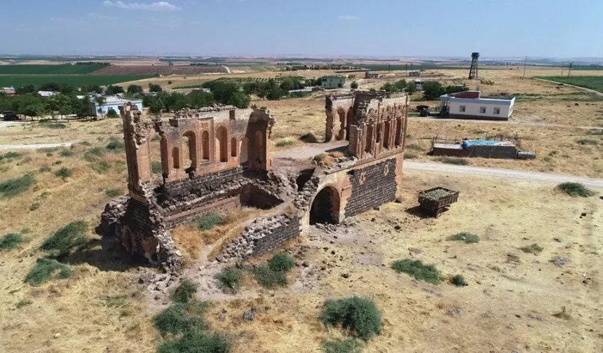 - Binanın her köşesi incelikle işlenmiş süslemelerle doludur ve mimari detaylar göz alıcıdır.


Kaynak: DHA