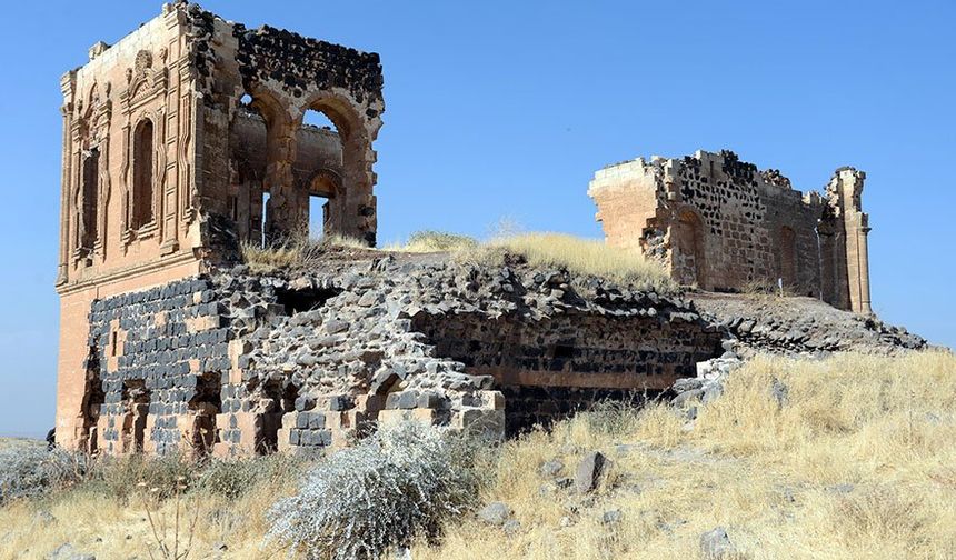 - Güzel Şeyh Kasrı ve Medresesi, Diyarbakır'ın Çınar ilçesinde bulunan tarihi bir yapıdır.

Kaynak: DHA 