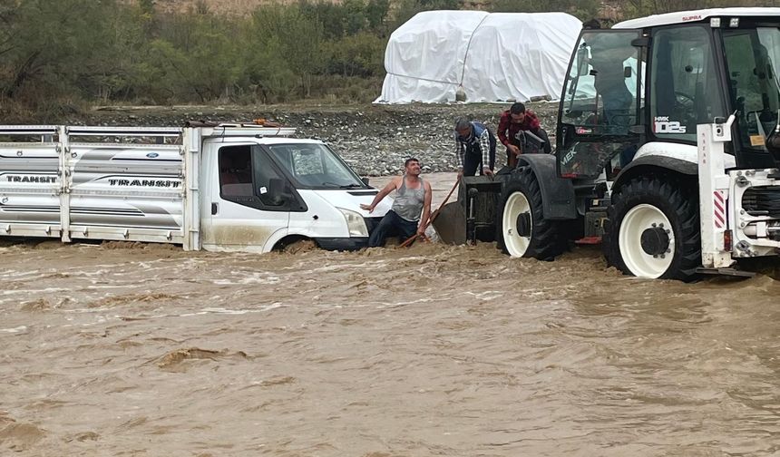 Diyarbakır'da aşırı yağış sonucu mahsur kalan şoför kurtarıldı