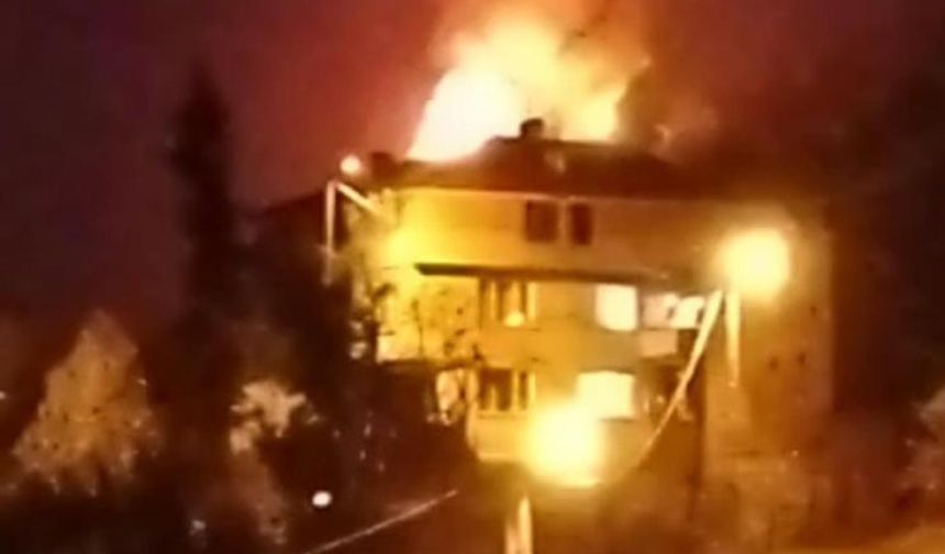 Çatı alev alev yandı! Mahalleli sokağa döküldü