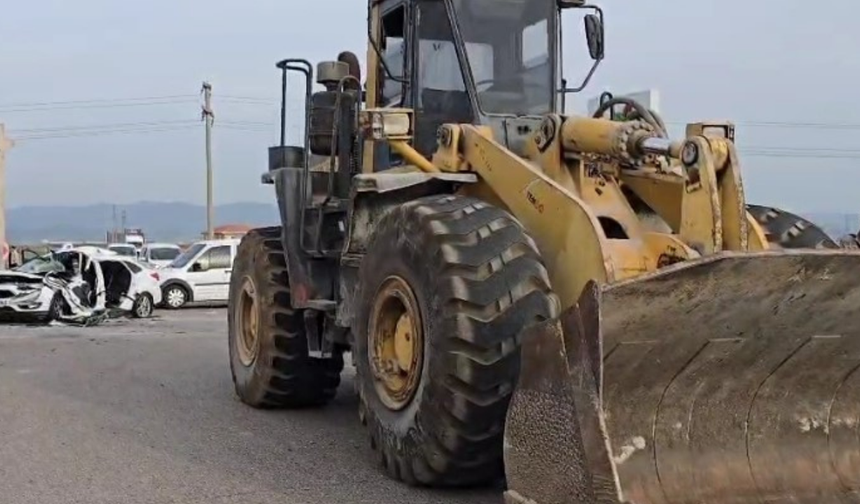 Gaziantep'te otomobil ve iş makinesi çarpıştı: 1 ölü, 4 yaralı