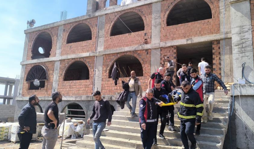 Mardin'de inşaatta iskelenin düşmesi sonucu 2 işçi yaralandı