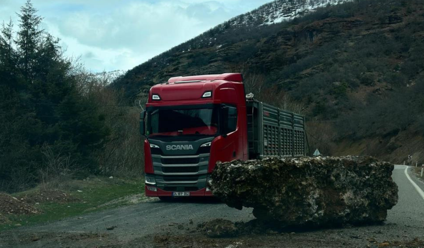 Tunceli’de kara yollarına düşen kayalar tehlike saçıyor