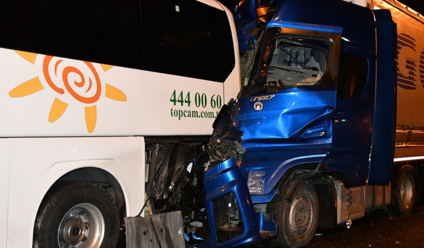Emniyet şeridinde durdu, tır çarptı: 13 yaralı