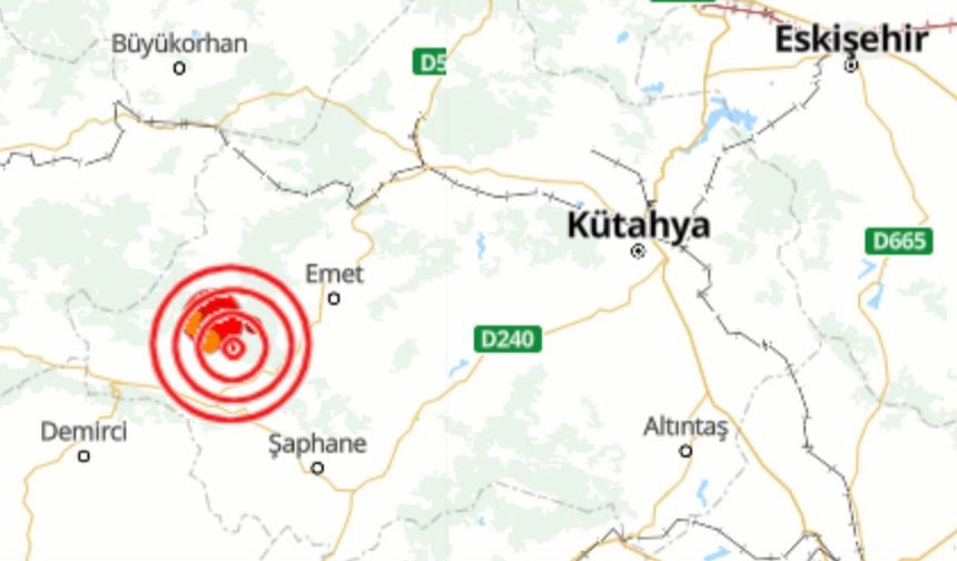 Kütahya peş peşe depremler: Halk sokaklara döküldü