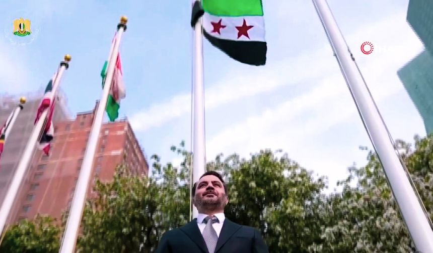 Suriye’nin yeni bayrağı BM semalarında dalgalandı