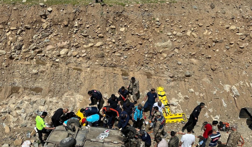 Bingöl’de otomobil dereye uçtu: 7 yaralı
