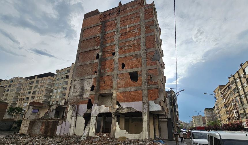 Diyarbakır’da ağır hasarlı bina tehlike saçıyor!