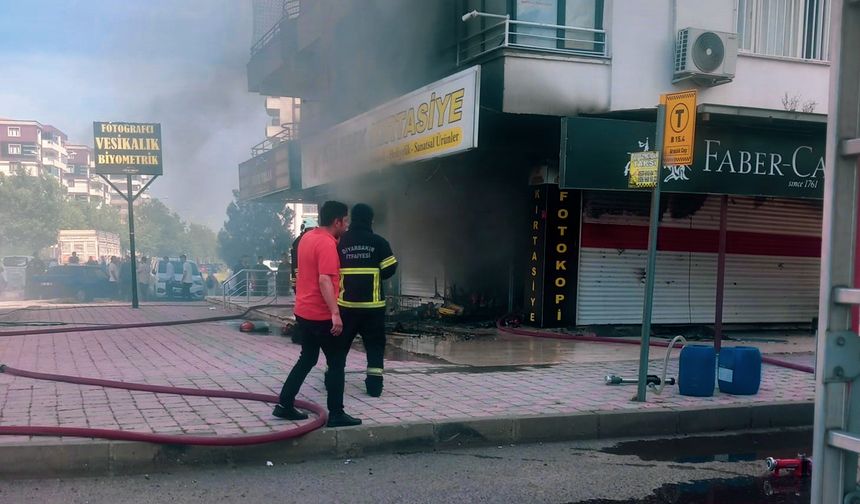 Diyarbakır’da kırtasiye dükkanında yangın çıktı