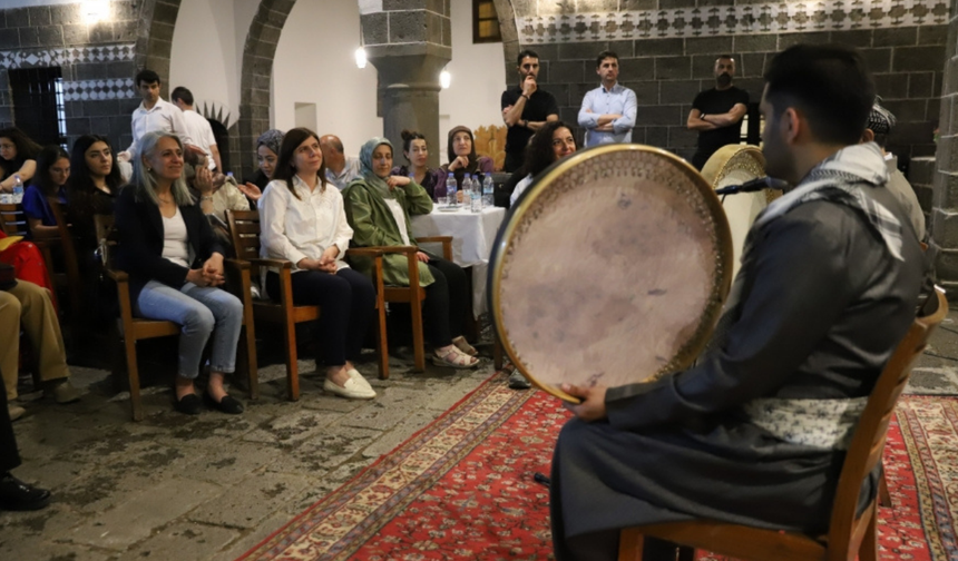 Diyarbakır’da kültür buluşması: Tarihi def Eş Başkan’a teslim edildi
