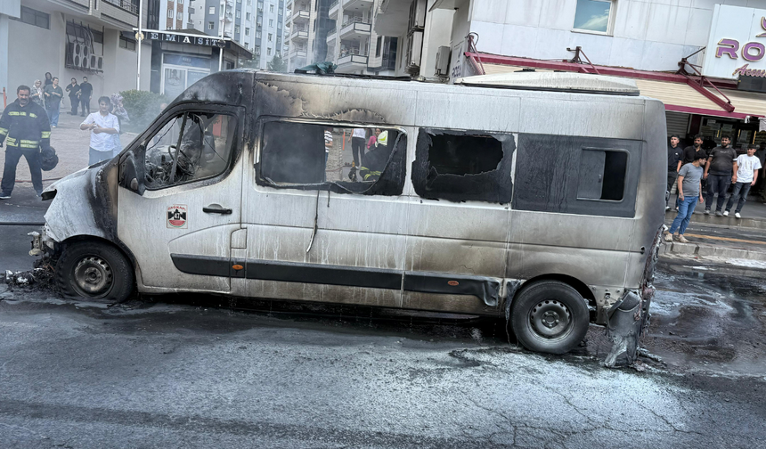 Diyarbakır’da seyir halindeki minibüs alev aldı