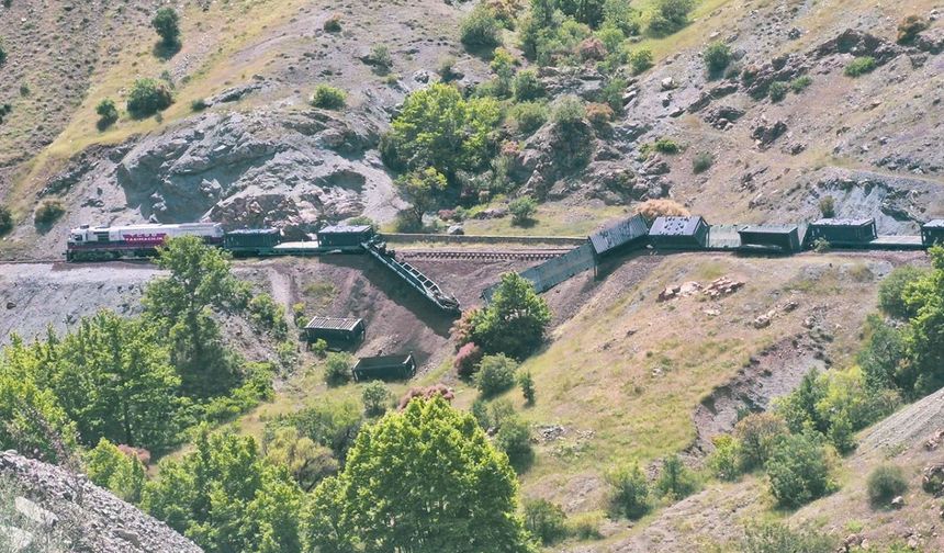 Diyarbakır'da tren kazası: Yük treni raydan çıktı