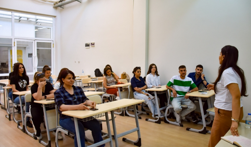 Diyarbakır'da yurttaşlara işaret dili eğitimi