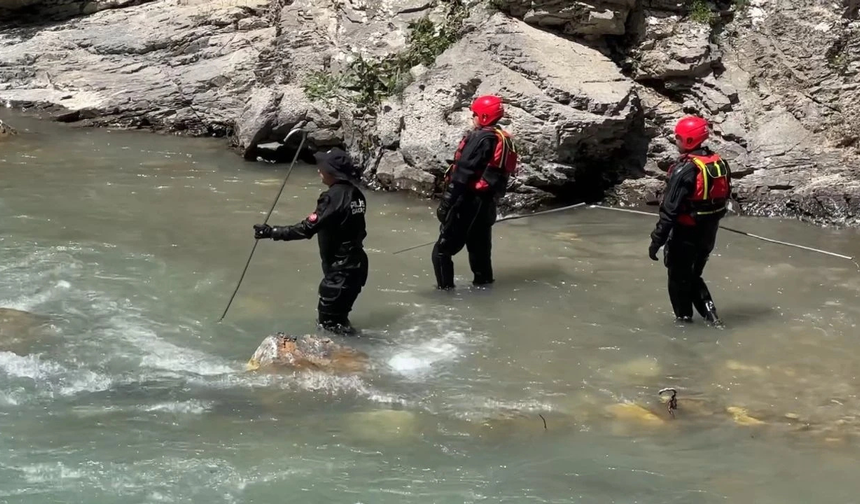 Hakkari'de derede akıntıya kapılan genç kayıp!