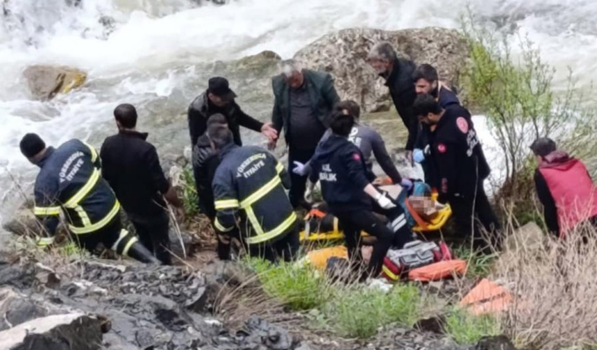 Hakkari’de minibüs dereye yuvarlandı: 2 can kaybı