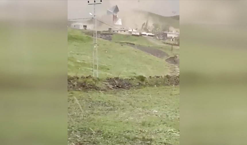 Kars’ta fırtına ve dolu çatılara zarar verdi