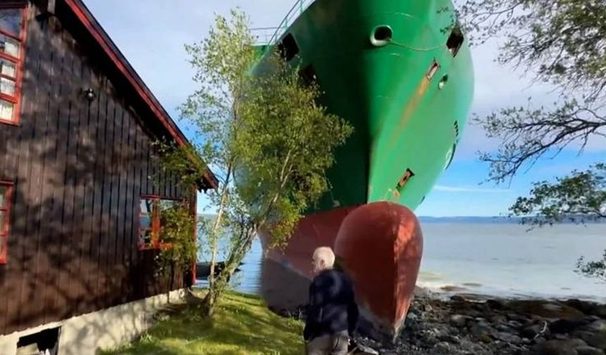 Norveç’te bir adam sabah uyandığında bahçesinde devasa bir yük gemisiyle karşılaştı
