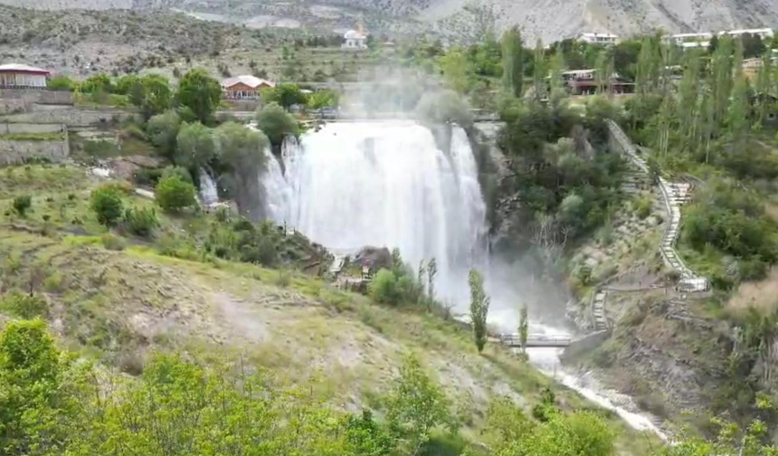 Tortum Şelalesi’nde bahar şöleni başladı